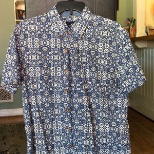 American Eagle blue short sleeve button up shirt